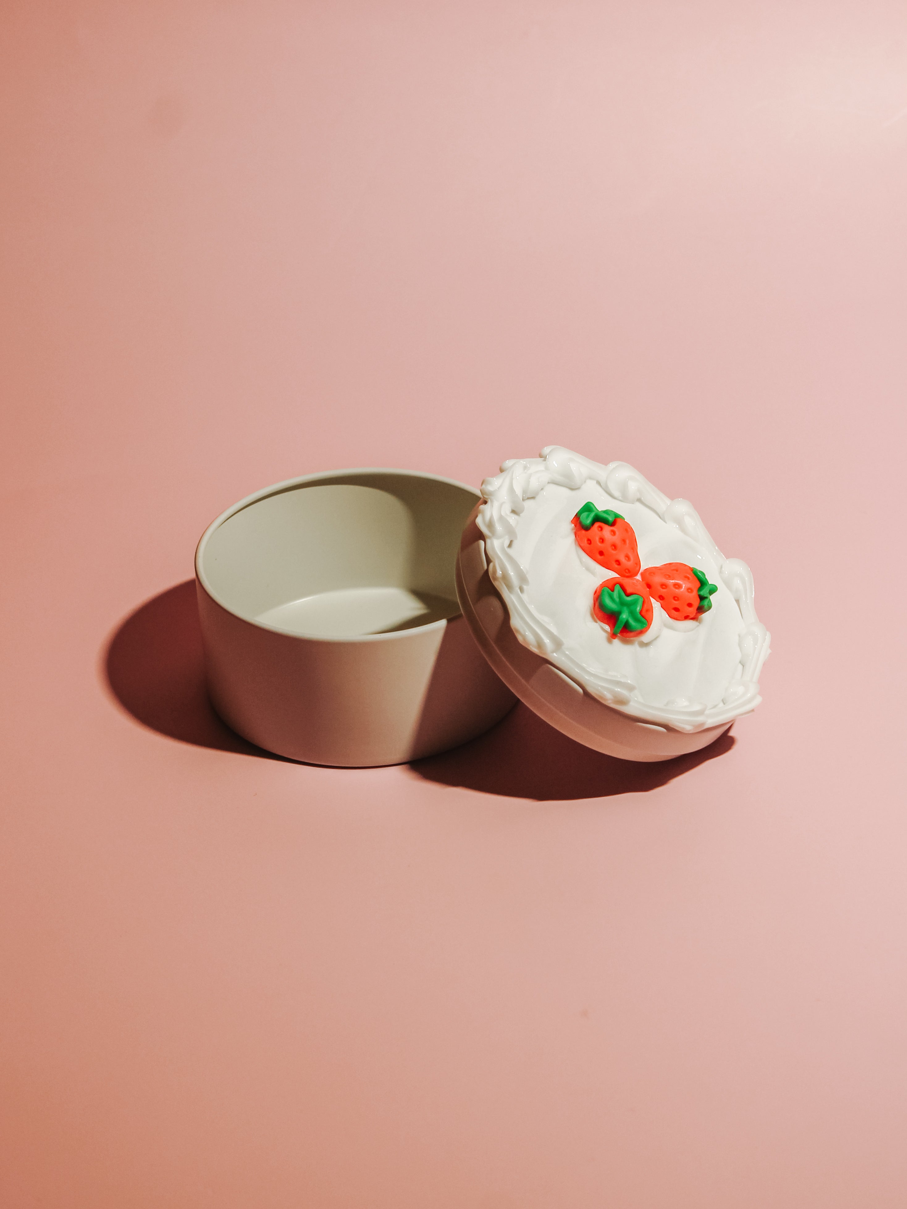 white strawberry 3.5” cake tin