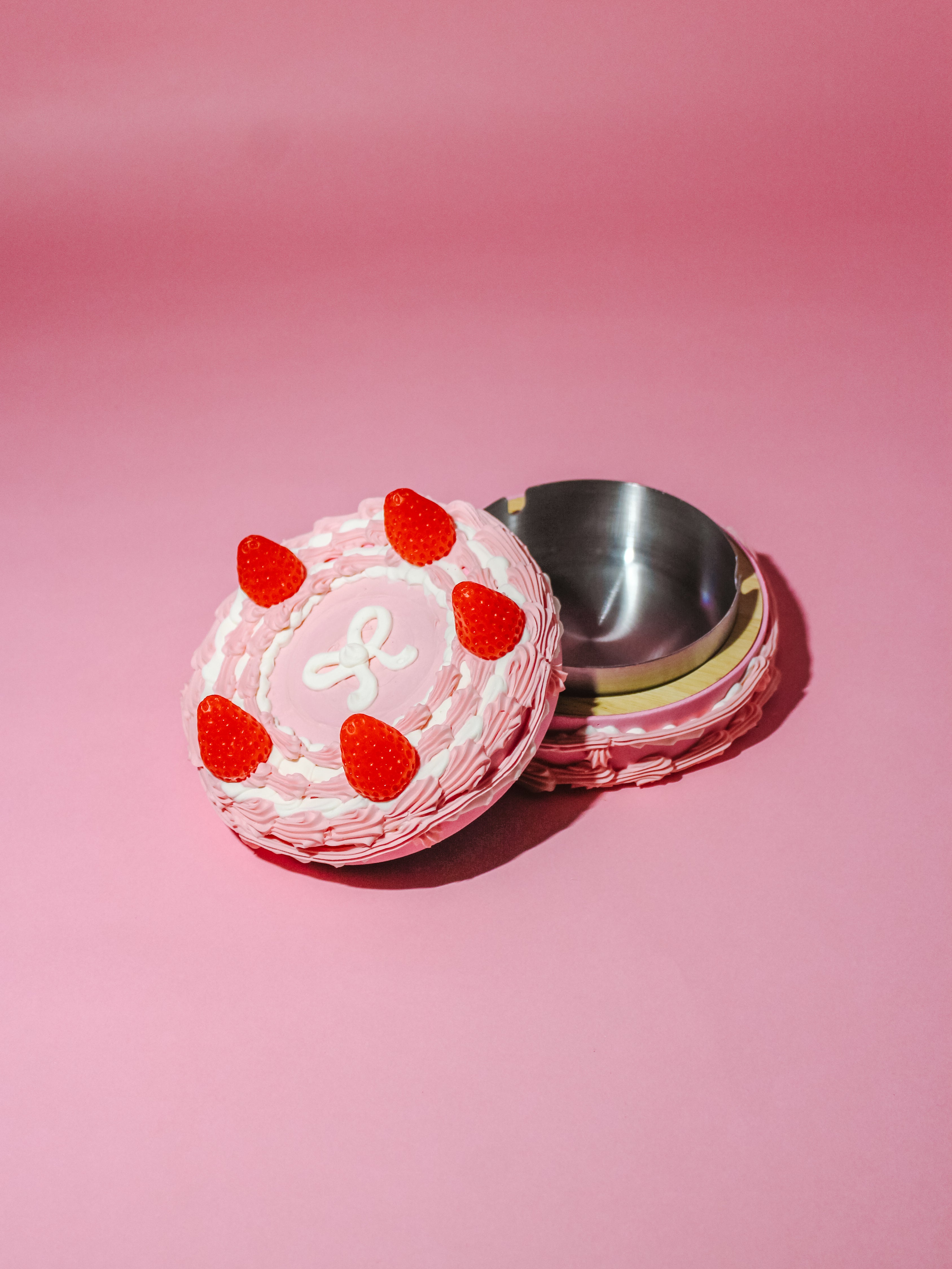 Strawberry bow cake ashtray