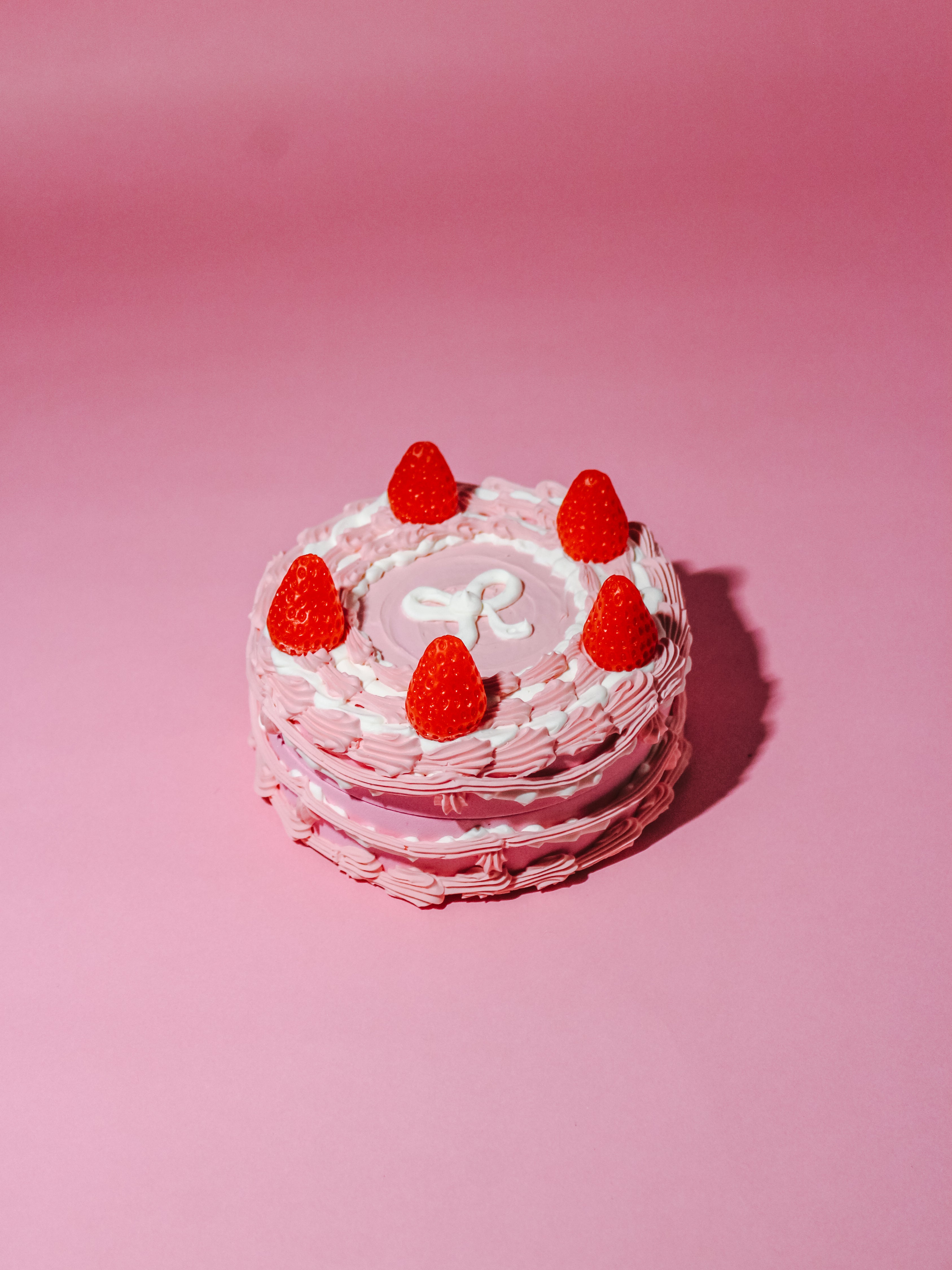 Strawberry bow cake ashtray